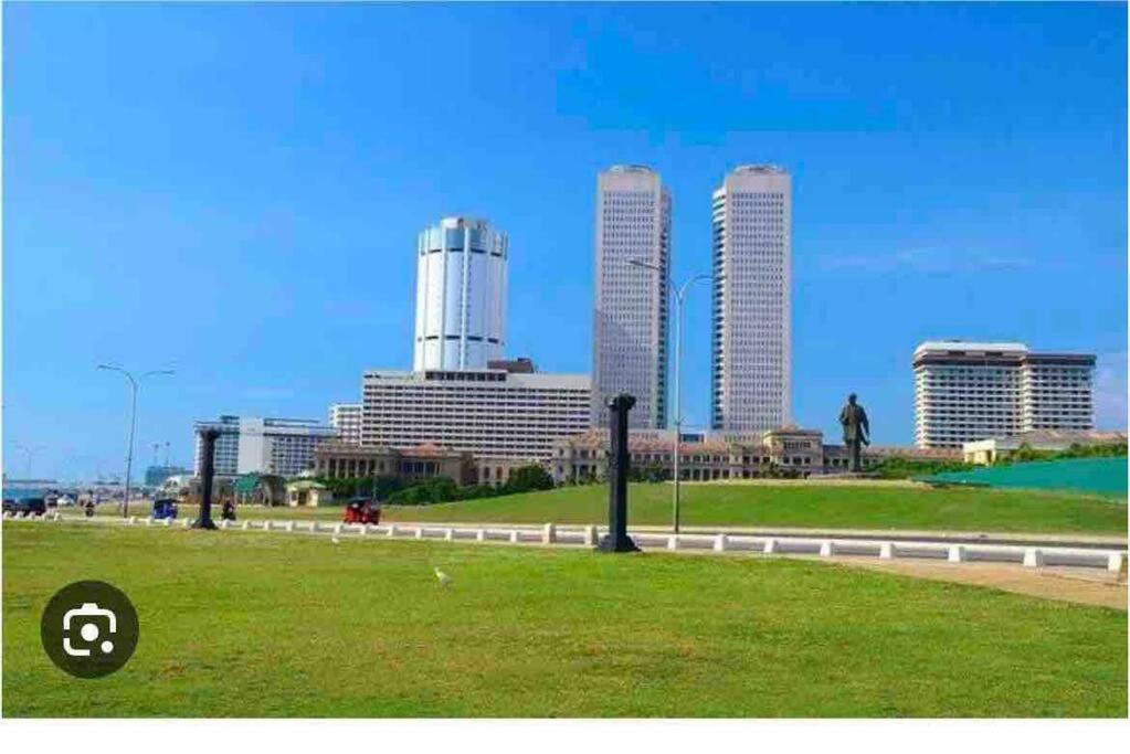 Next To An Indian Ocean Apartment Colombo Exterior photo