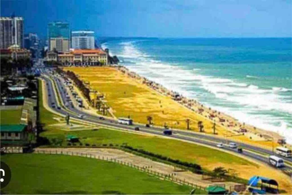 Next To An Indian Ocean Apartment Colombo Exterior photo