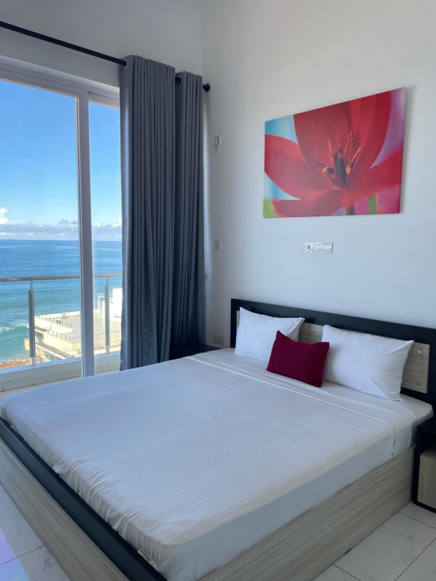 Next To An Indian Ocean Apartment Colombo Exterior photo